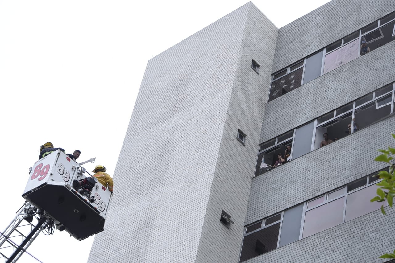 Los bomberos ayudando a los pacientes que se encuentran en los pisos más altos de la clínica. 