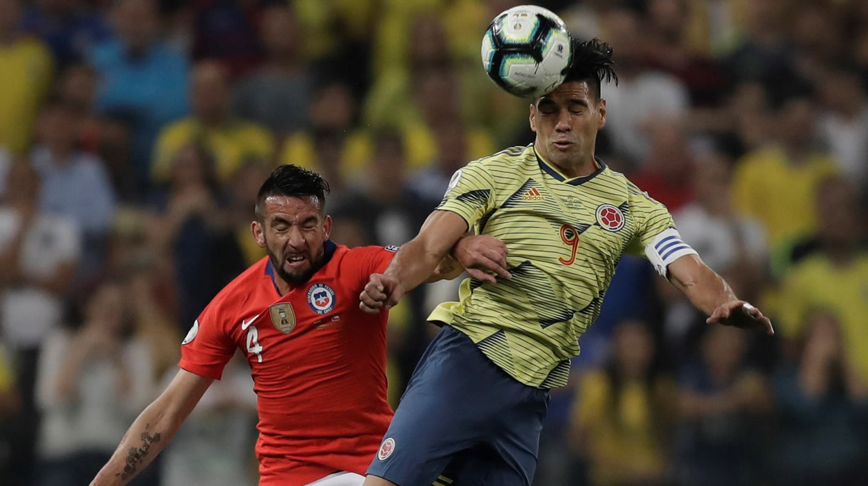 Falcao García disputa el balón con Mauricio Isla 