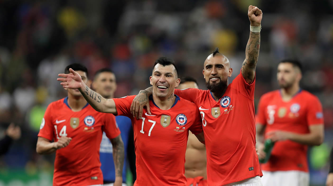 Jugadores de Chile celebran al ganar la serie de penaltis durante el partido Colombia-Chile