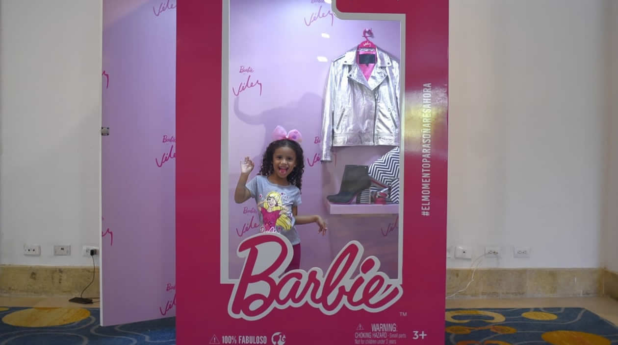 Una caja gigante de la Barbie para que las niñas posen.