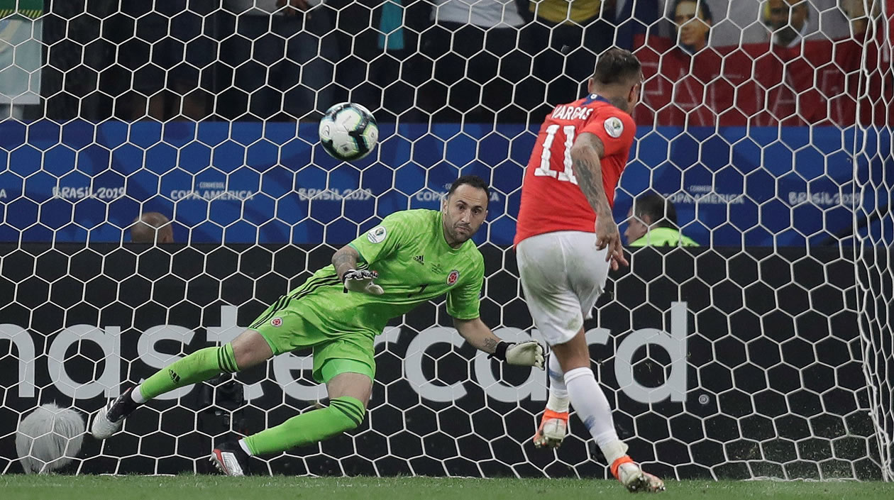 Eduardo Vargas de Chile patea un penalti, después del empate 0-0 de Colombia ante Chile.