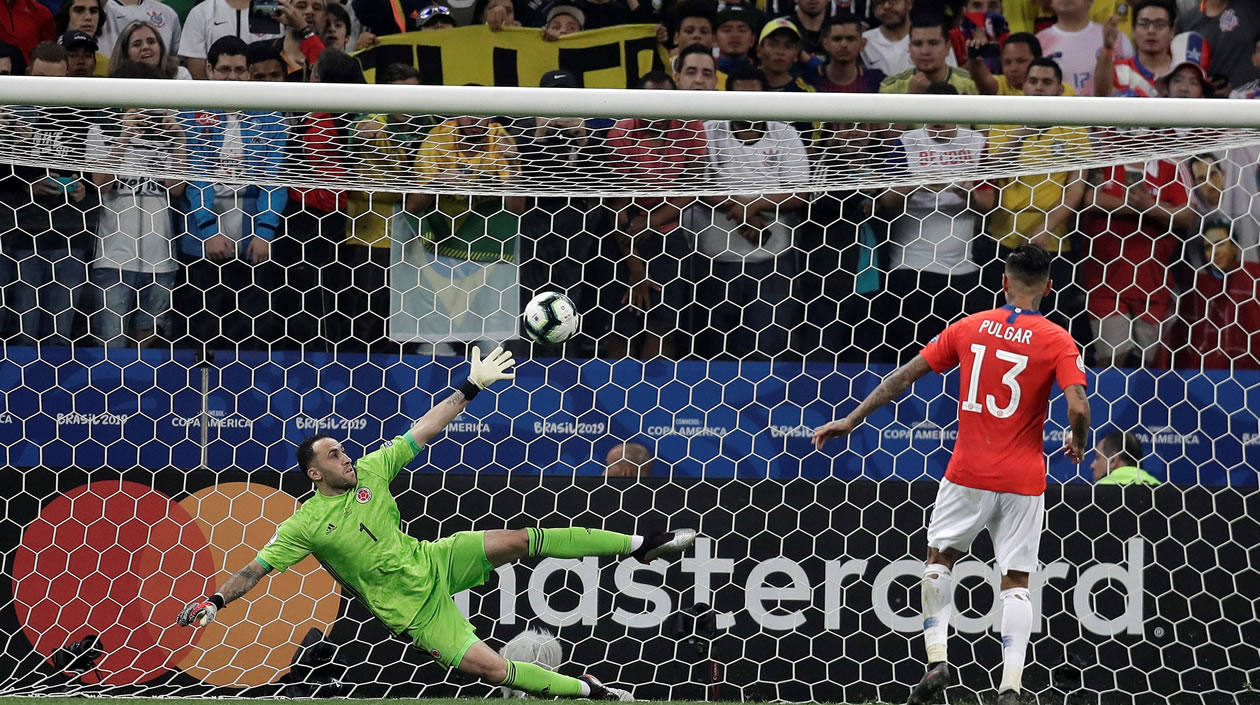 Erick Pulgar (d) de Chile patea un penalti, durante el partido Colombia-Chile