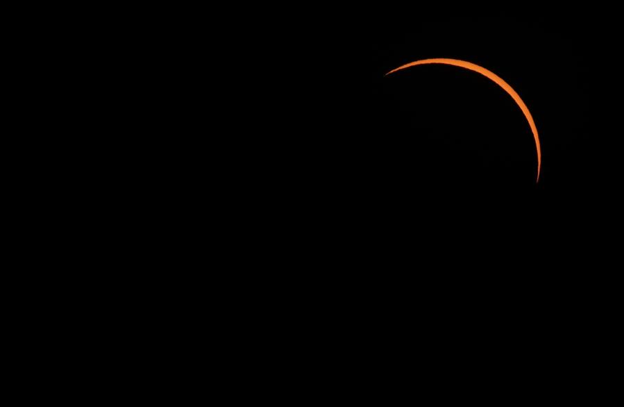 La luna tapa gran parte del sol durante el eclipse solar total, este martes en la ciudad de Merlo, San Luis (Argentina). 
