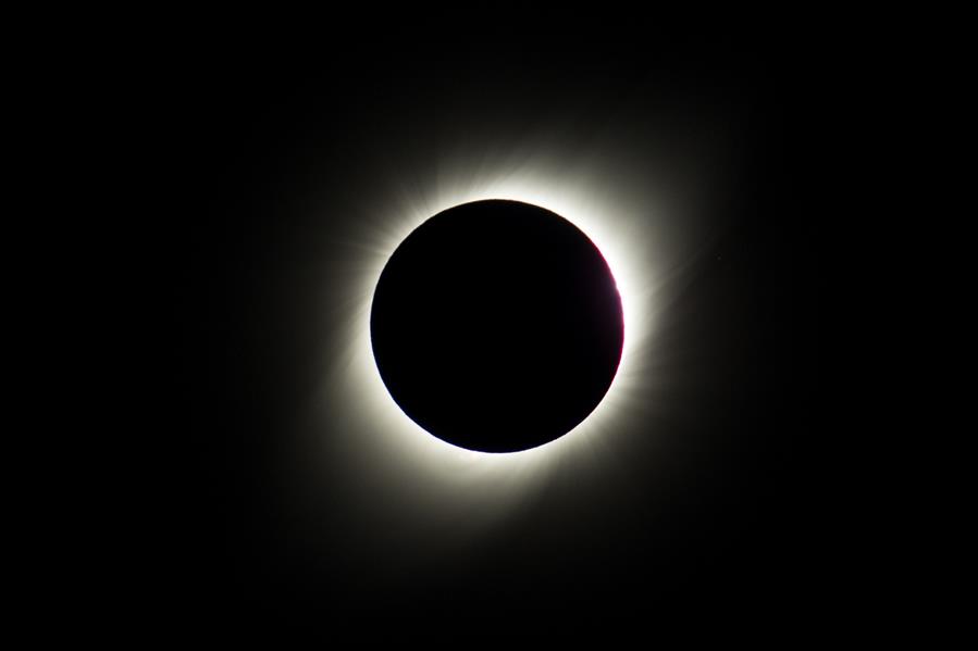 El sol queda cubierto por la luna durante el eclipse solar total, este martes visto desde el Observatorio de La Silla, situado en la región de Coquimbo (Chile). 
