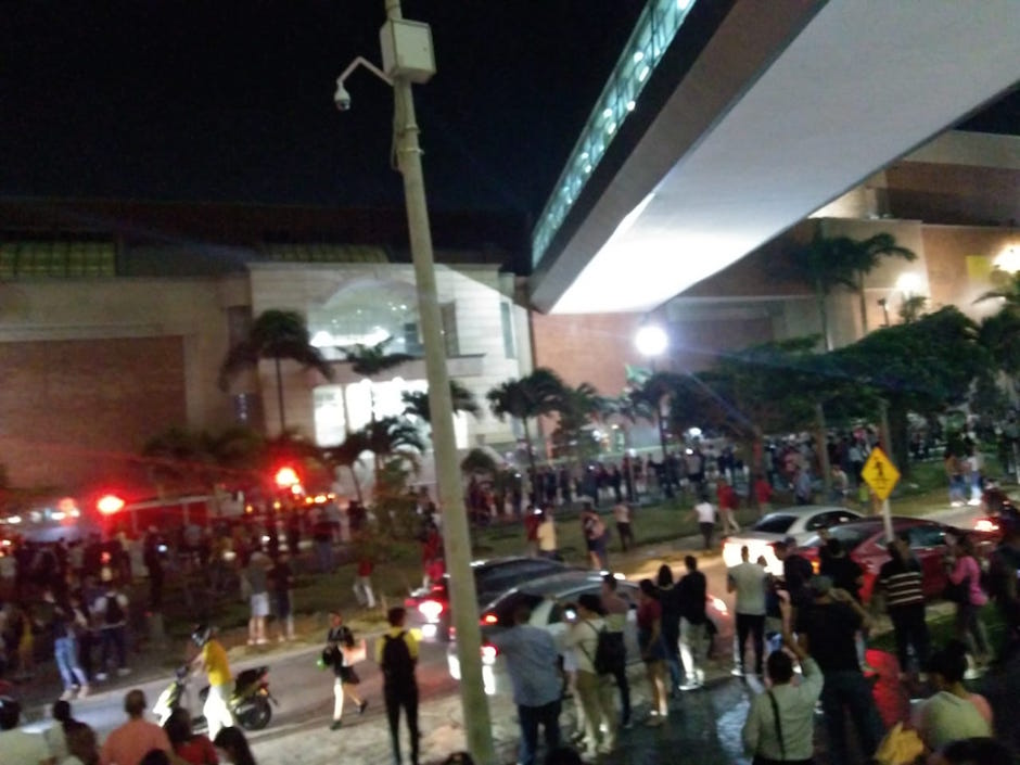 La situación obligó la evacuación del centro comercial.