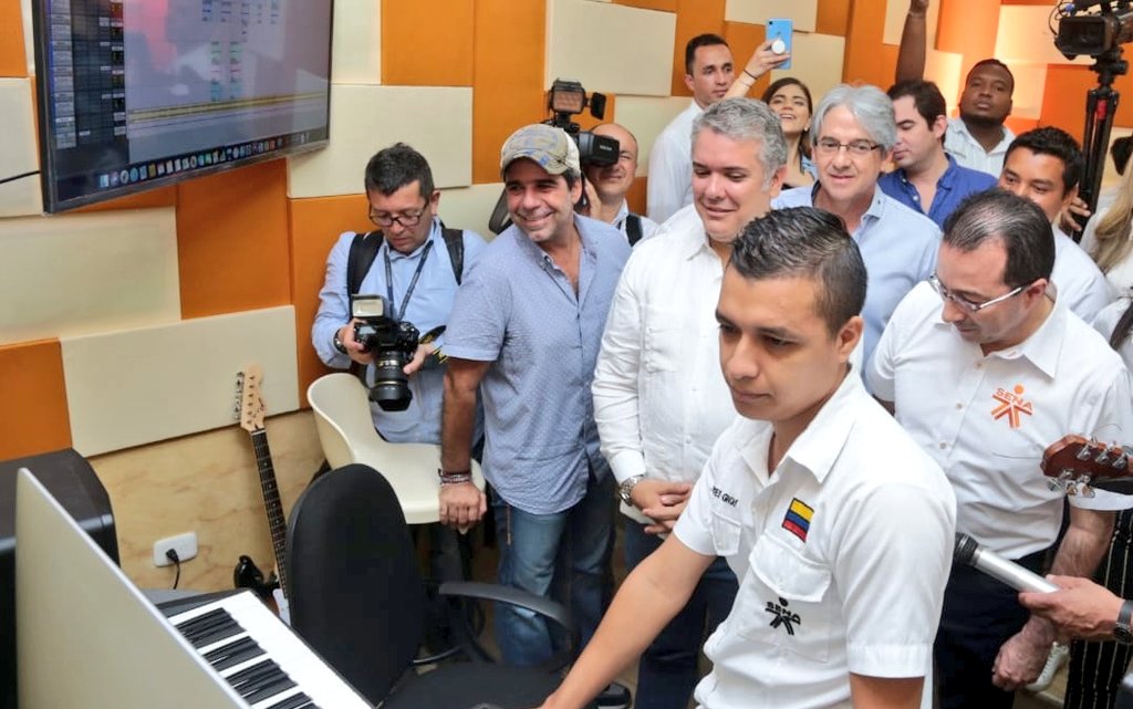 El Alcalde de Barranquilla, Alejandro Char; el Presidente de la República, Iván Duque y el director nacional del Sena, Carlos Mario Estrada, en la sede del Sena de Industrias Creativas.