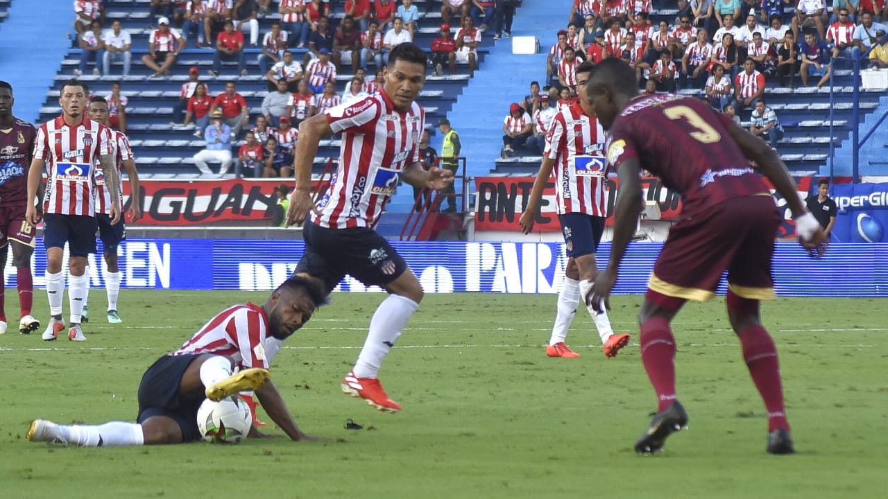 'Cariaco' González no logra el dominio del balón, frente a Julián Quiñones.