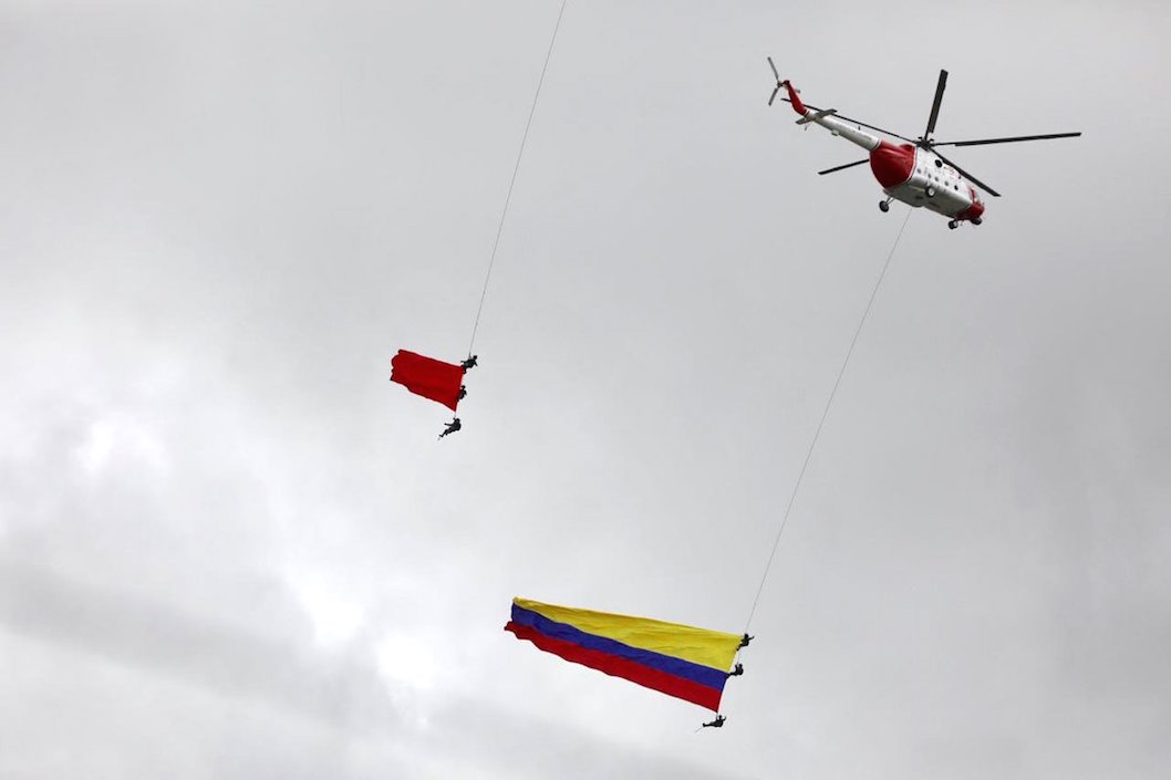 Revista aérea con maniobras del personal del Ejército colombiano.
