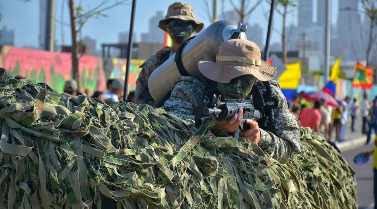 Un soldado del Ejército muestra como se camufla en la jungla.
