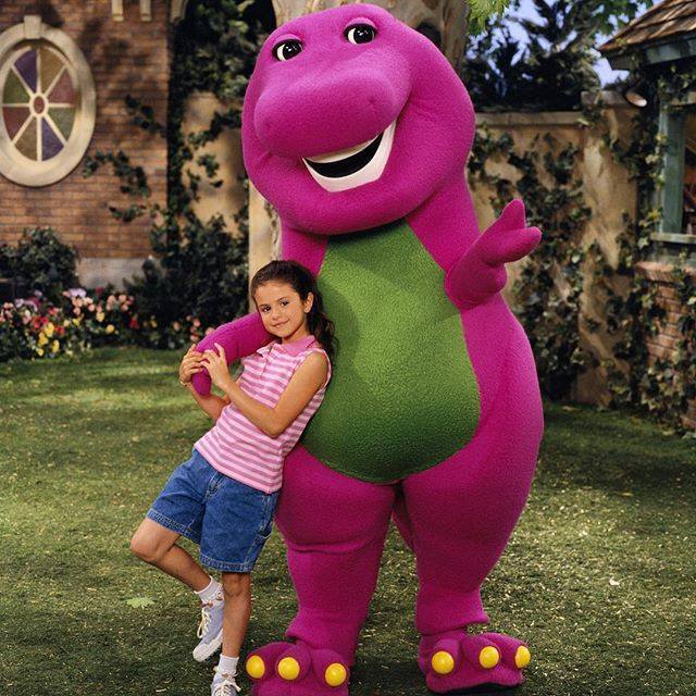 Selena Gómez junto a 'Barney'.