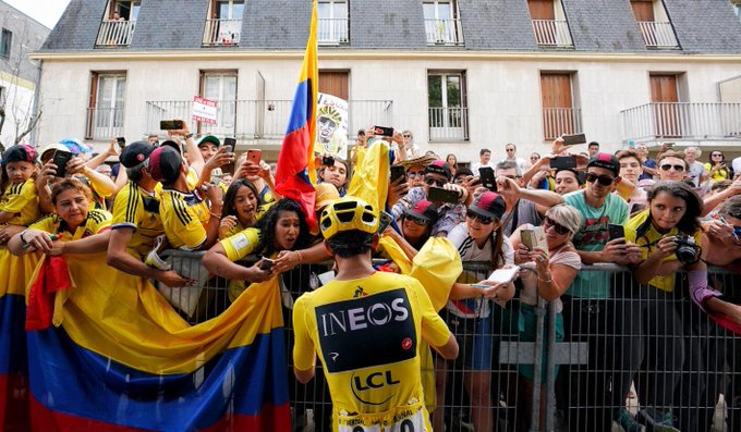 El ciclista Egan Bernal firmando autógrafos a los fanáticos colombianos.