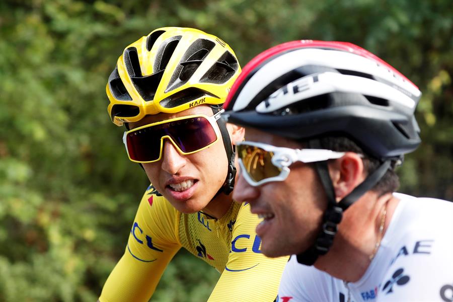 El ciclista colombiano Egan Bernal y su compatriota Sergio Luis Henao.