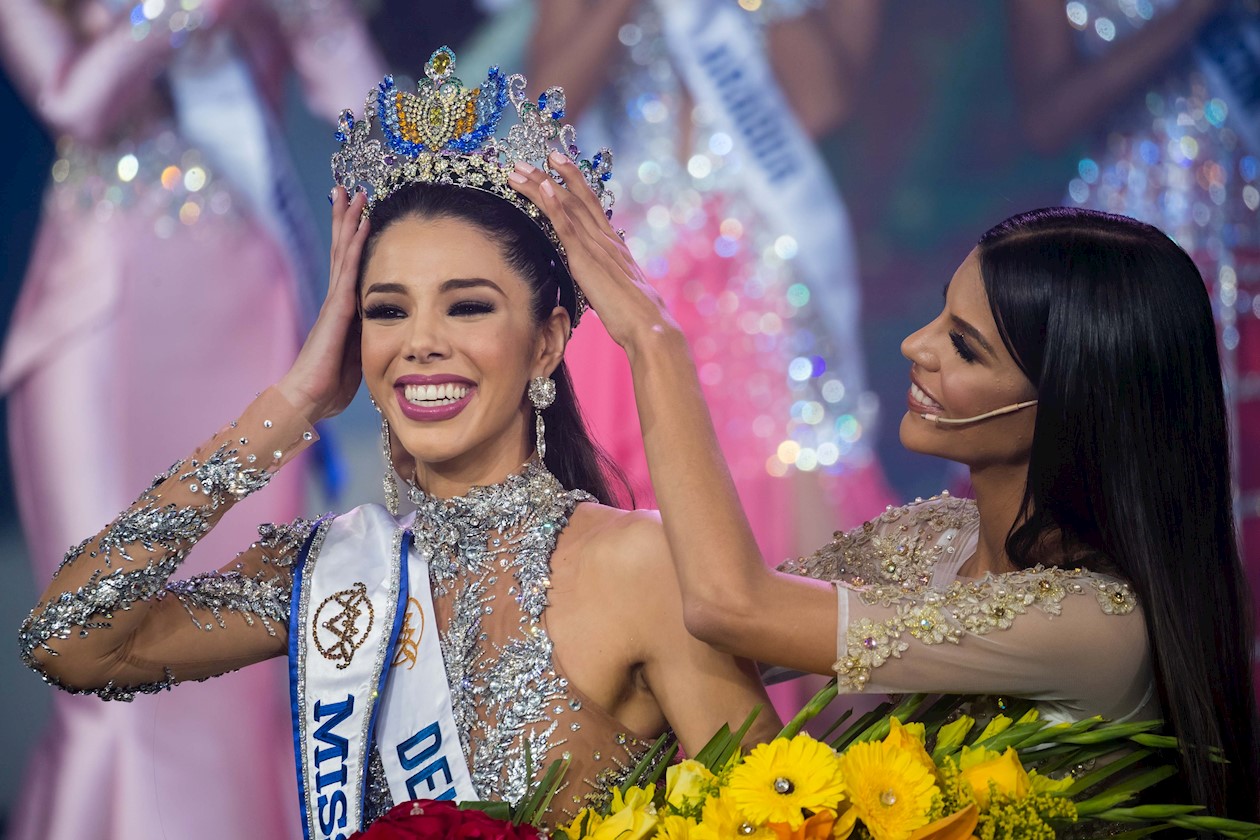 La representante de Delta Amacuro, Thalia Olvino (i), gana el Miss Venezuela 2019 y recibe la corona de manos de Miss Venezuela 2018 Isabella Rodríguez (d).