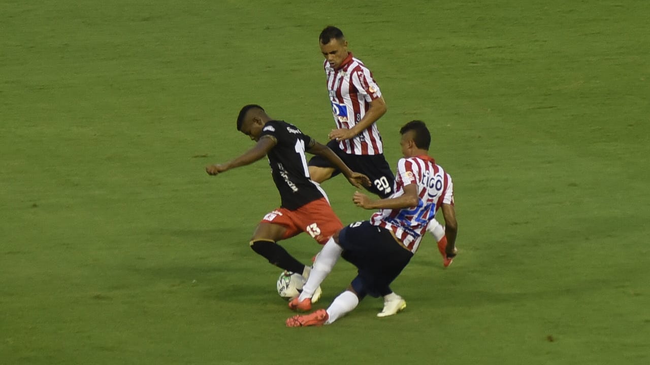 Víctor Cantillo intenta despojar del balón a Daniel Quiñones.