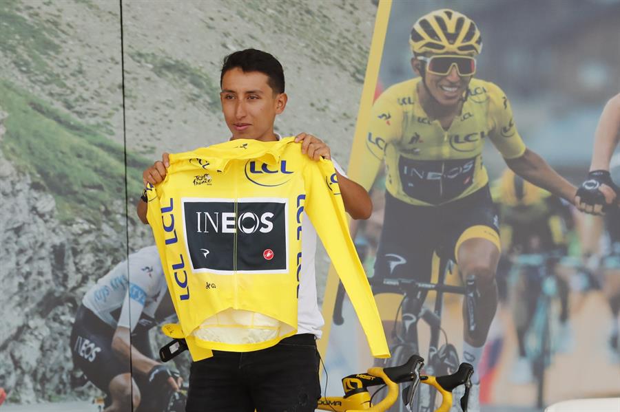 El ciclista colombiano Egan Bernal le entrega a Zipaquirá la camiseta amarilla del Tour de Francia 2019.