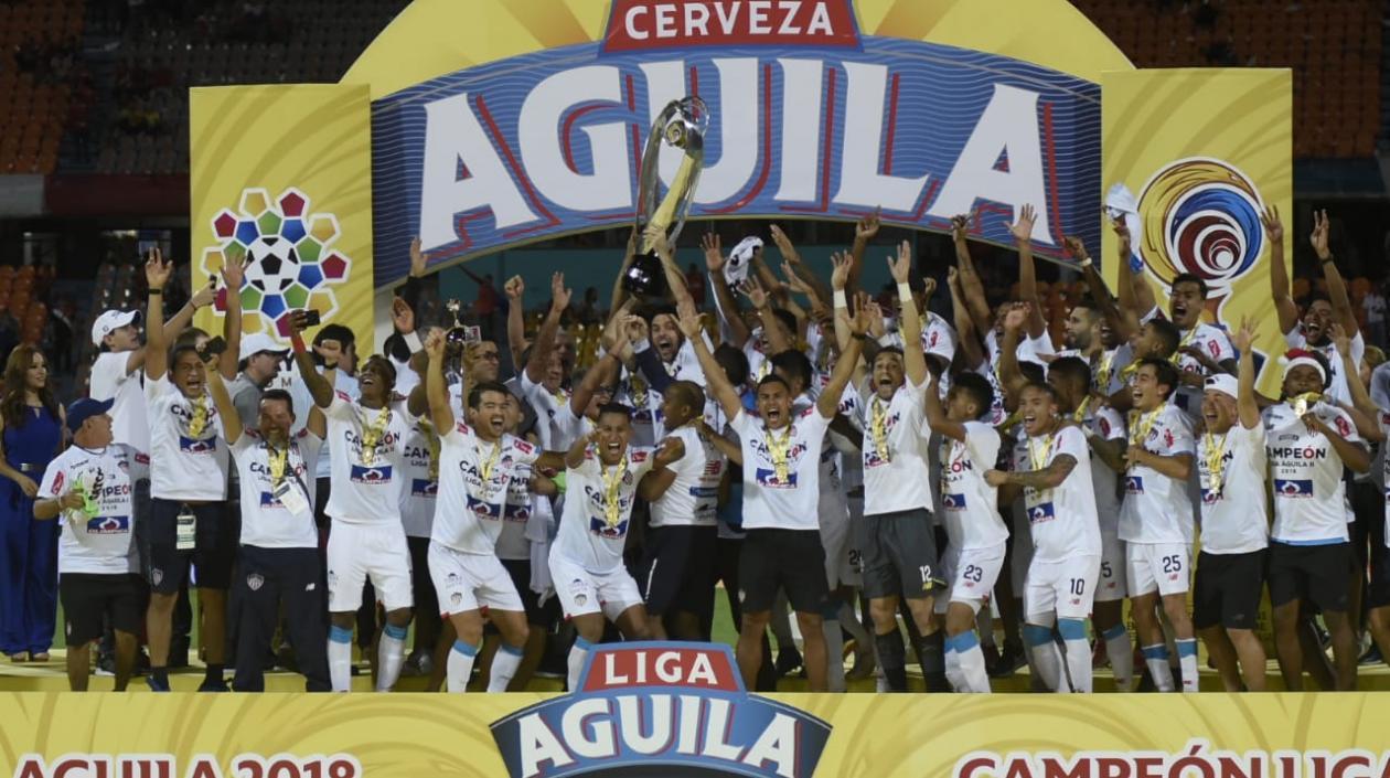 Junior festeja su octavo título tras vencer a Deportivo Independiente Medellín.