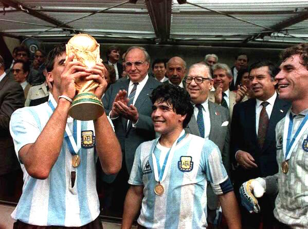 Besando la Copa Mundial en México 1986, junto con Diego Armando Maradona.