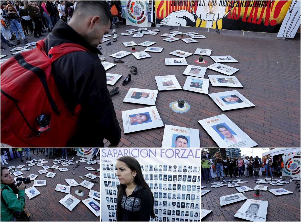 Asistentes observan fotografías durante la conmemoración del Día Internacional de las Víctimas de Desapariciones Forzadas, este viernes en Bogotá (Colombia). 
