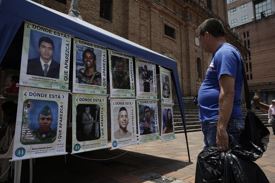 Fotografías de personas desaparecidas son expuestas este viernes en el centro de Cali (Colombia) durante la conmemoración del Día Internacional de las Víctimas de Desapariciones Forzadas.