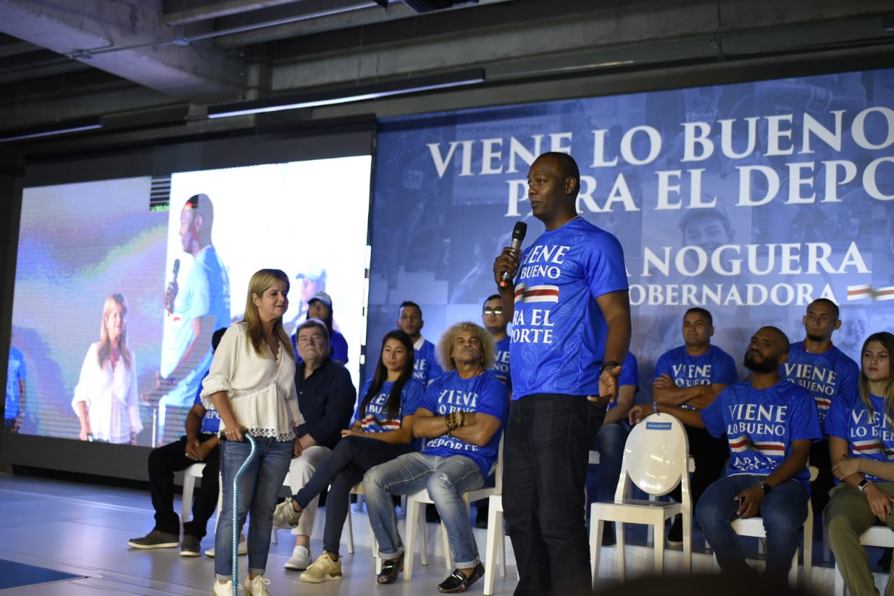 Édgar Rentería apoyó la iniciativa de la candidata sobre fortalecer las escuelas deportivas.