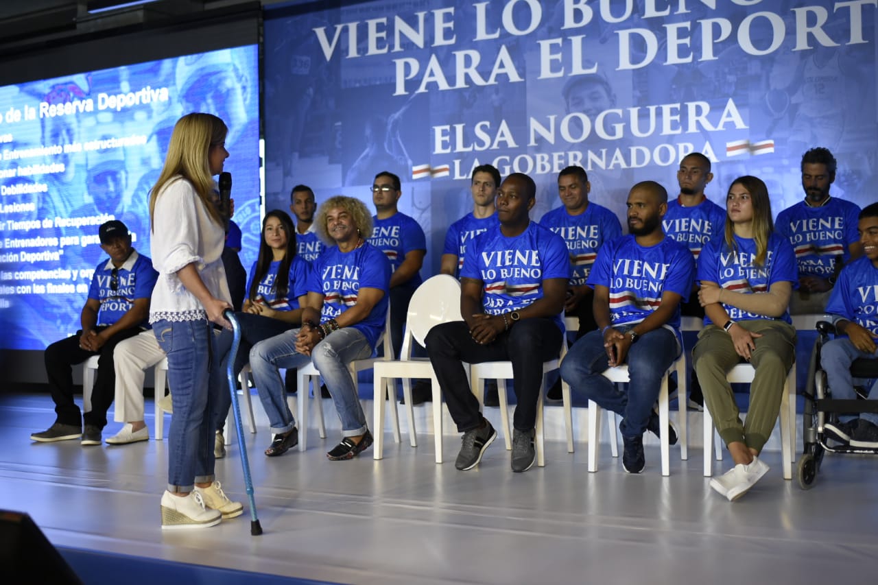 La candidata Elsa Noguera le muestra su política a los deportistas.