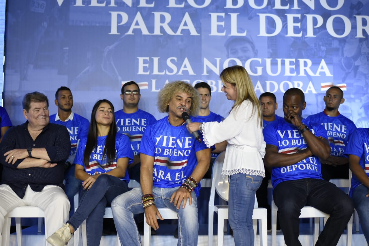 Carlos Valderrama y la candidata a la Gobernación del Atlántico, Elsa Noguera.