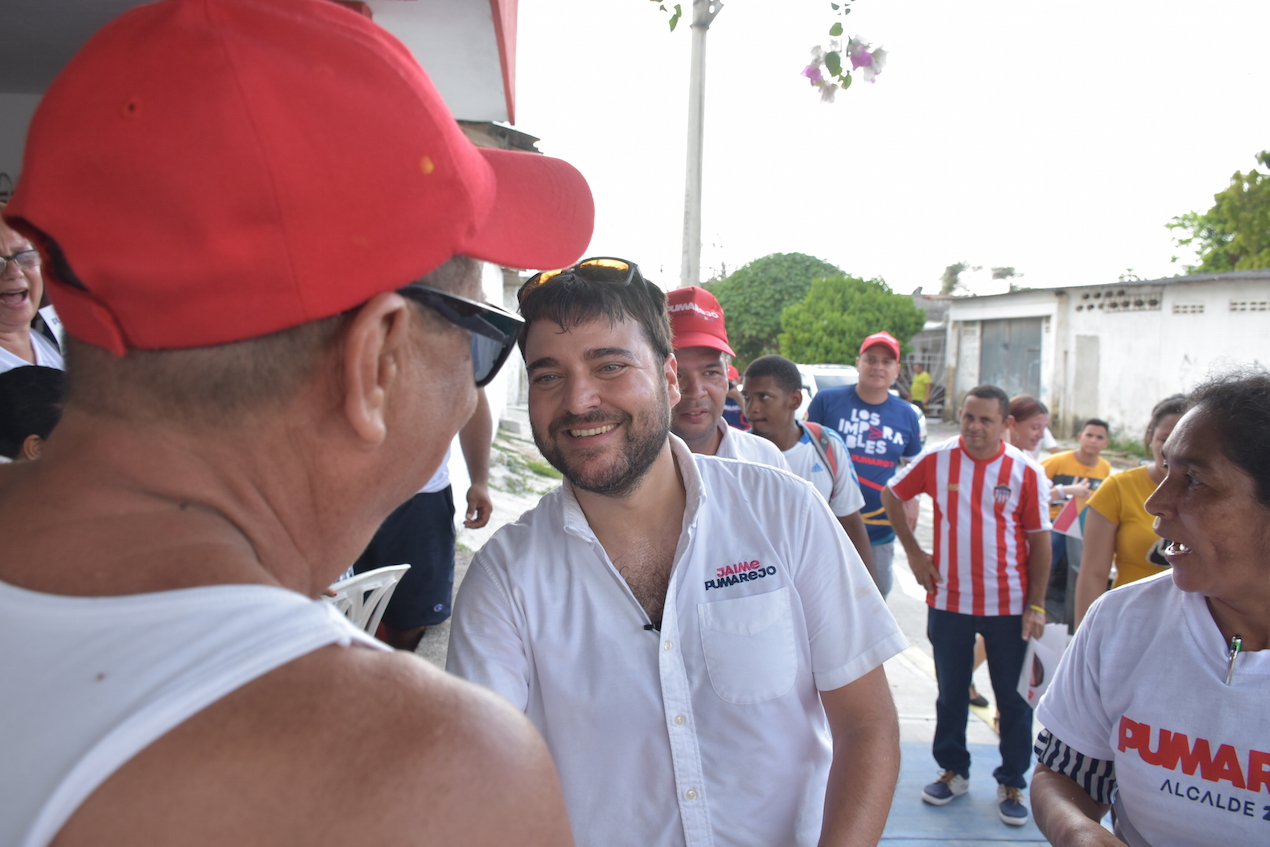 El candidato a la Alcaldía de Barranquilla Jaime Pumarejo en su recorrido por el barrio Santo Domingo.