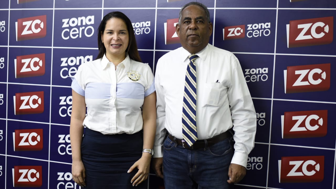 Médicos nefrólogos Lorena Freyle y José Alberto Pimienta durante su visita a Zona Cero.
