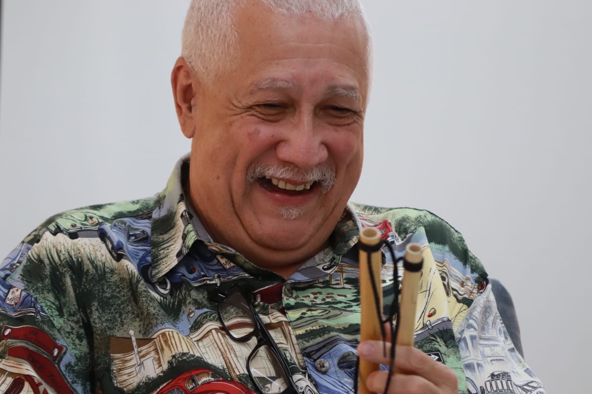 El maestro Paquito D' Rivera recibiendo su flauta de millo.