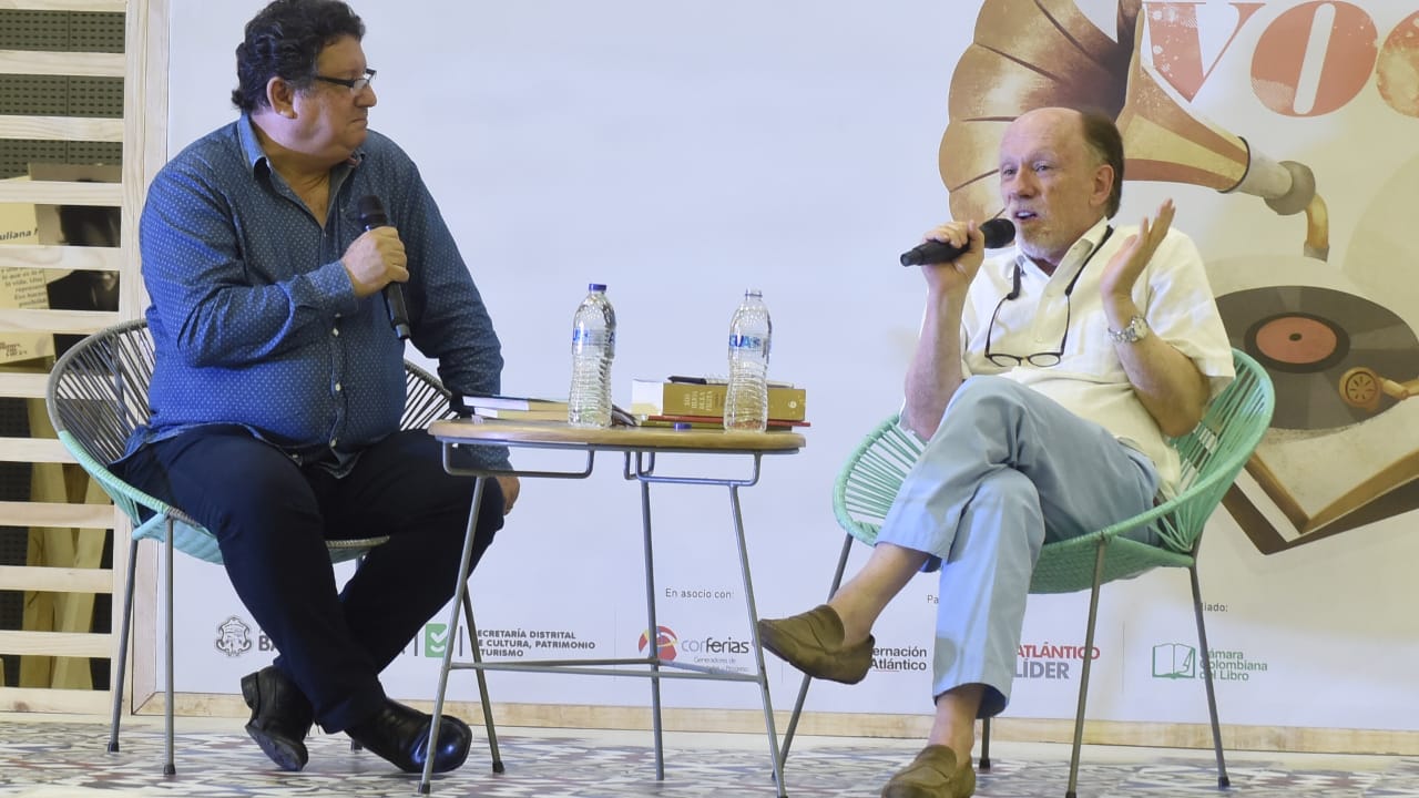 El escritor Andrés Hoyos en conversatorio con el periodista Miguel Iriarte.