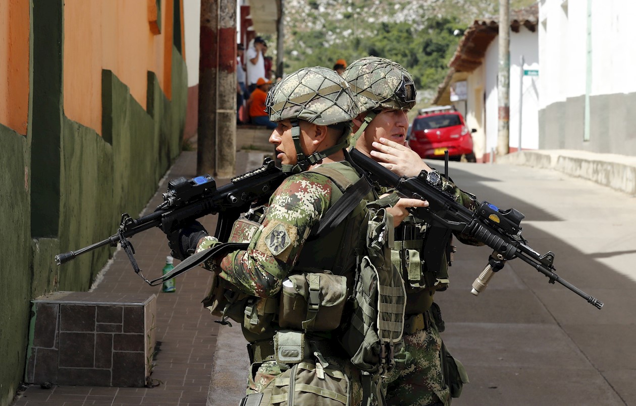 Soldados vigilando las calles y protegiéndose de francotiradores en el municipio de Convención (Colombia).
