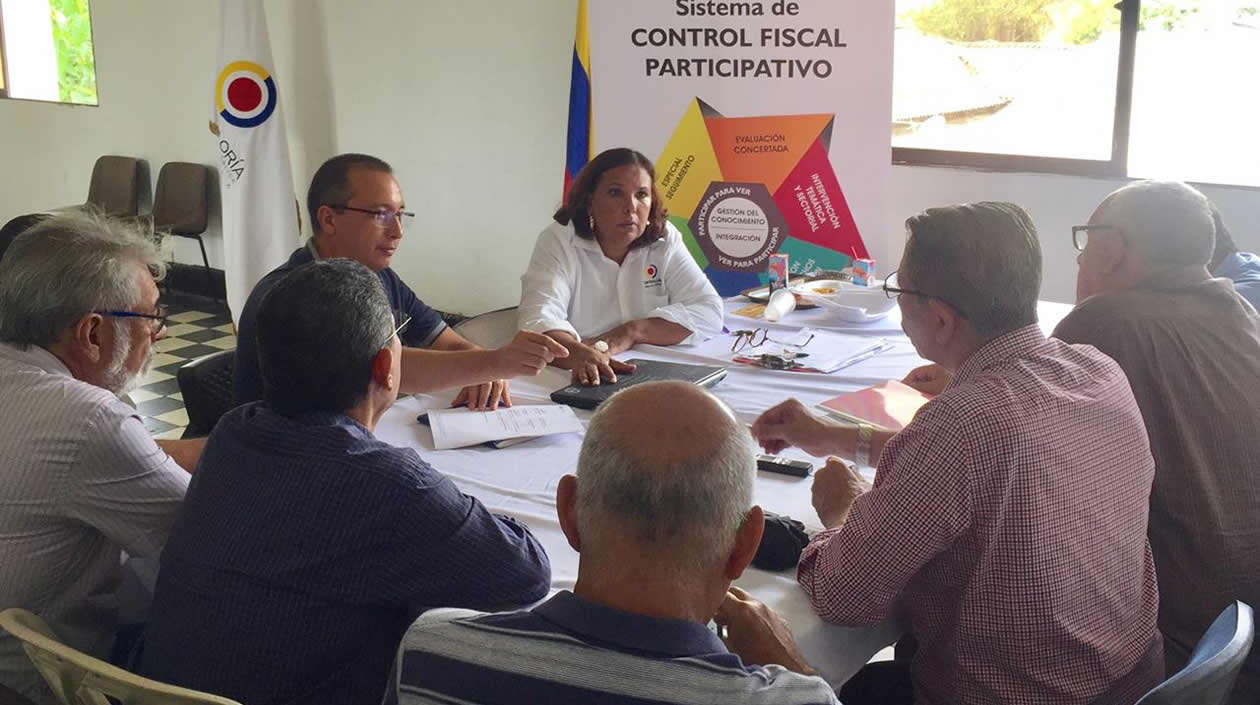 Mesa de trabajo con participación de la comunidad codebista y la representante de la Contraloría General de la República Soraya Linero.