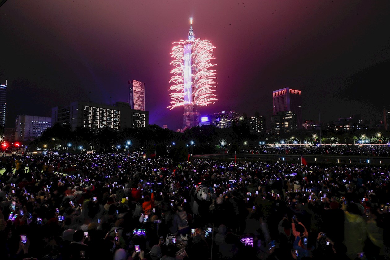 Juegos pirotécnicos iluminaron la noche del rascacielos Tapei 101 durante la celebración de Año Nuevo en Taiwán.