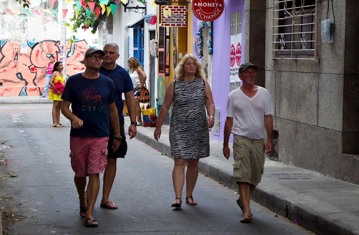 Turistas caminando por el barrio Getsemaní.