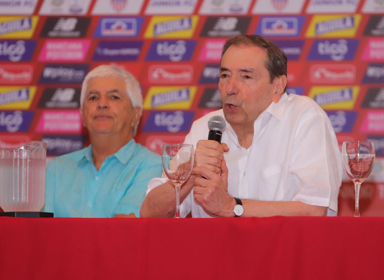 El técnico de Junior, Julio Comesaña y el máximo accionista del equipo, Fuad Char.