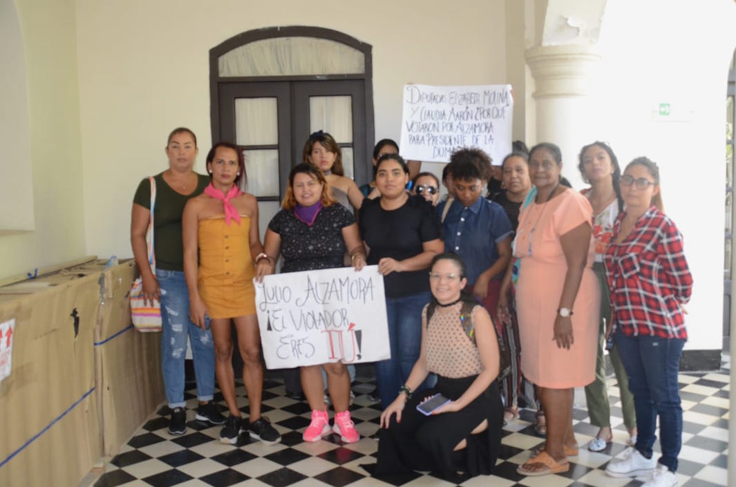Protesta de mujeres en la Asamblea del Magdalena.