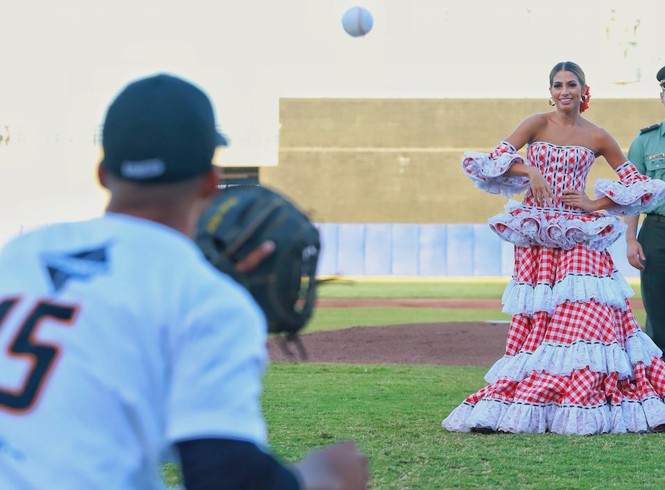 La Reina del Carnaval 2020, Isabella Chams Vega, en el lanzamiento de la primera bola.