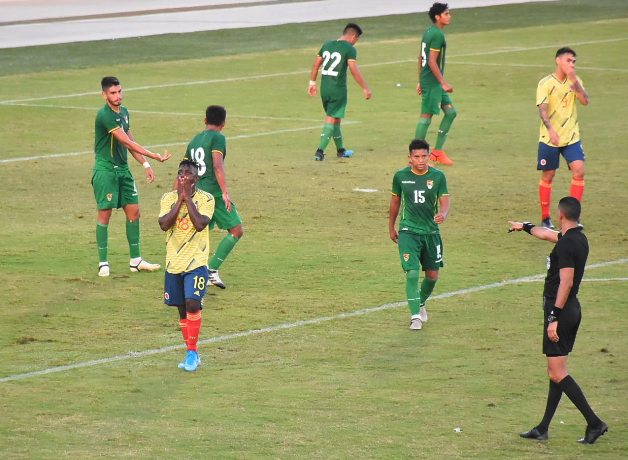 El delantero Edwuin Cetré se lamenta tras desperdiciar un gol.