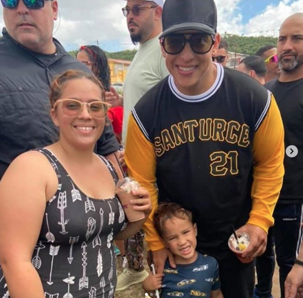 Daddy Yankee tomándose fotos con un fanáticos.