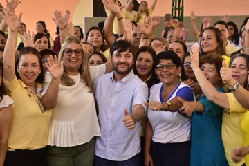 El Alcalde de Barranquilla, Jaime Pumarejo y la secretaria de Educación, Bibiana Rincón, junto a los profesores.
