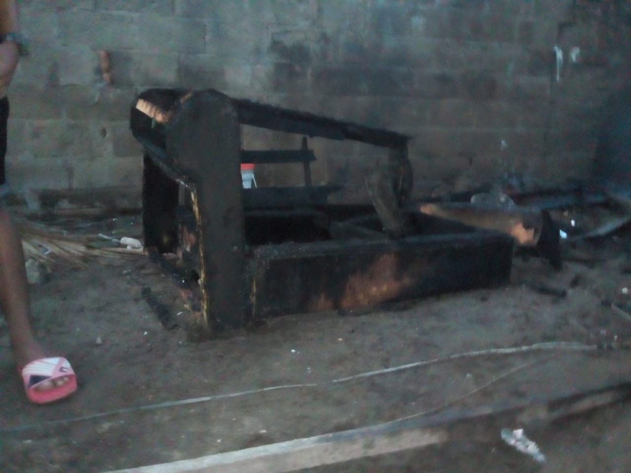 Uno de los muebles que incendiaron.