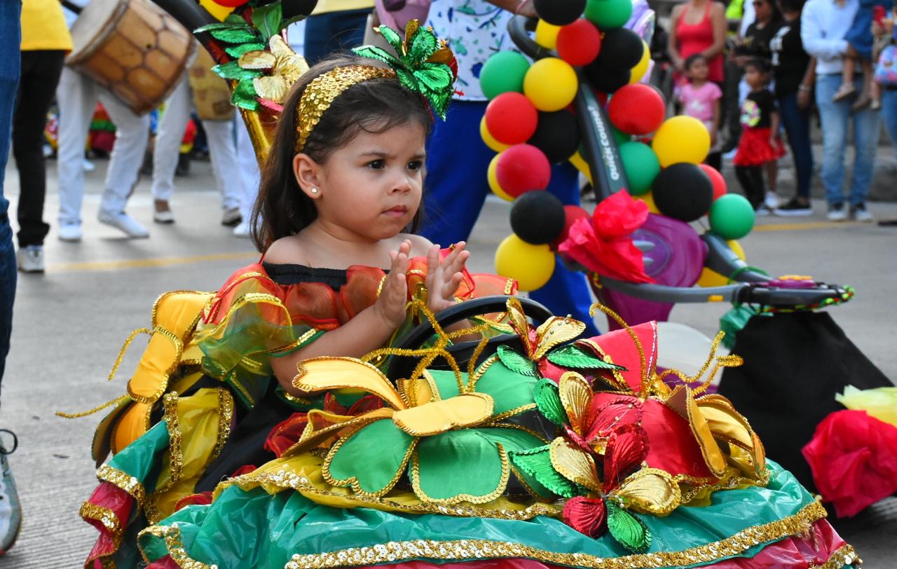 Cientos de niños adornaron las calles de la ciudad con su ternura y alegría.