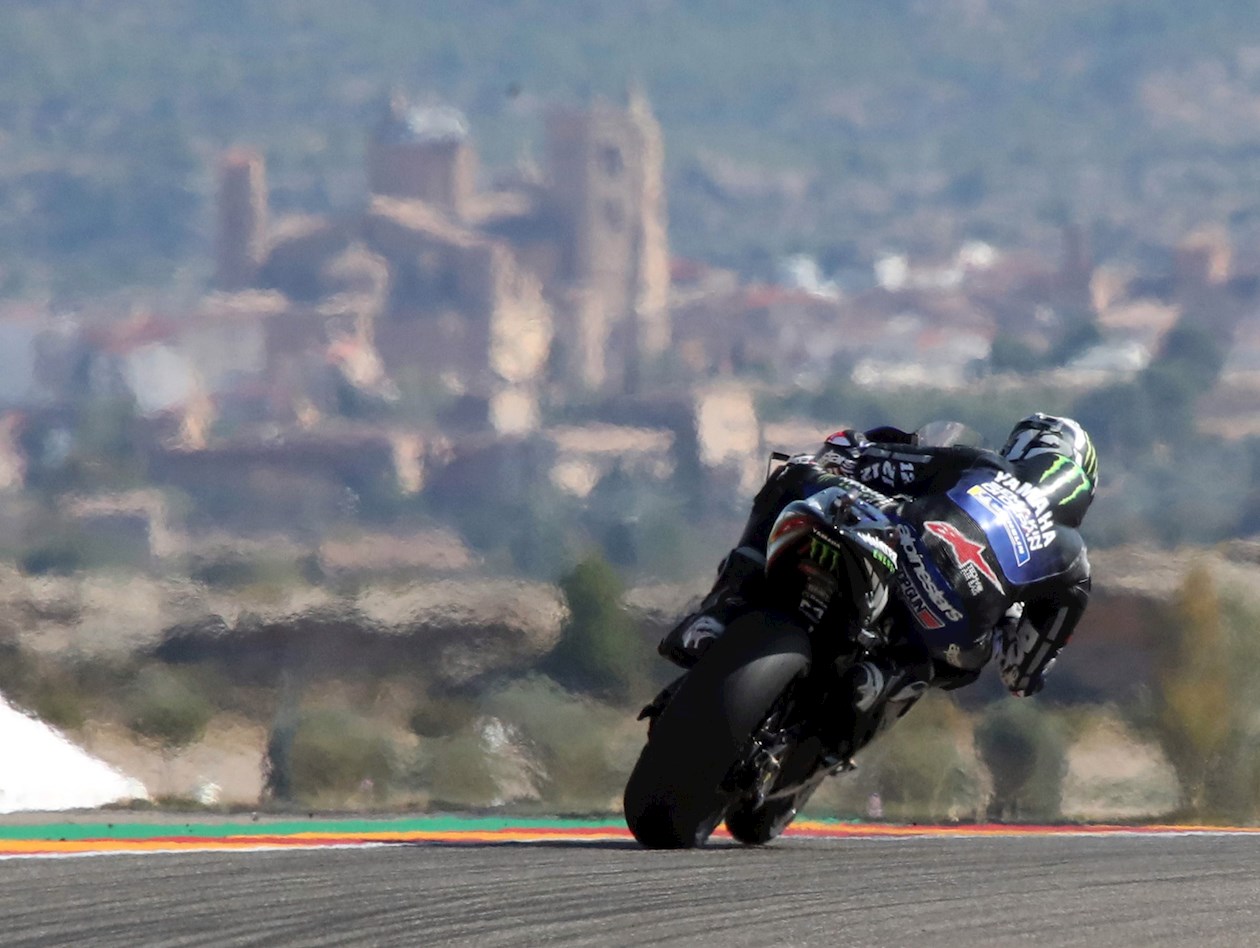 España Gran Premio de Aragón de Motociclismo. El piloto Maverick Viñales (Monster Energy Yamaha MotoGP), con la Colegiata de Alcañiz al fondo, durante una de las sesiones de entrenamiento celebrada hoy en el circuito turolense de Motorland Alcañiz, donde este fin de semana se disputa una prueba del Campeonato del Mundo de MotoGP.  