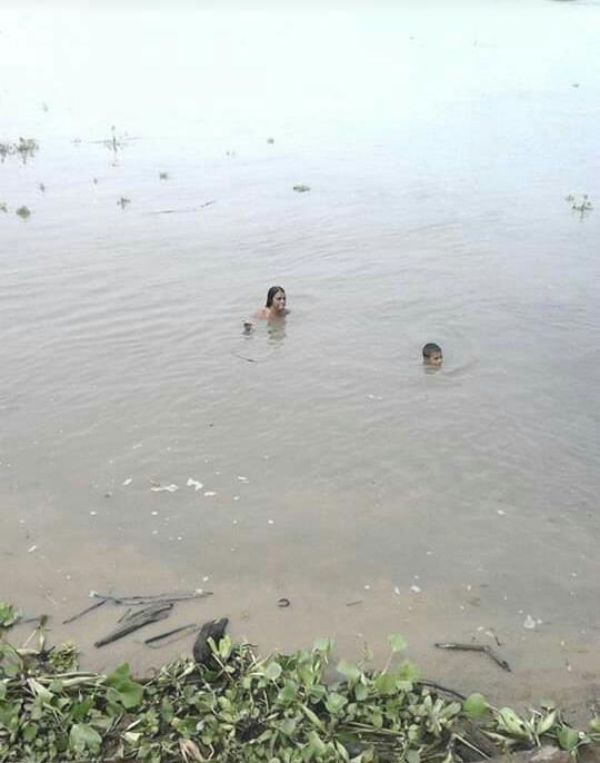 Jóvenes y niños aprovechan para darse un baño en el río Magdalena.
