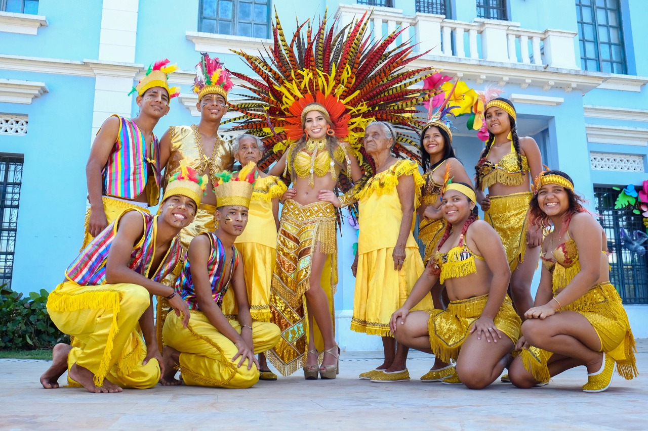 La Reina del Carnaval Isabella Chams usando traje inspirado en la Danza de los Indios  de Trenza Chimila.