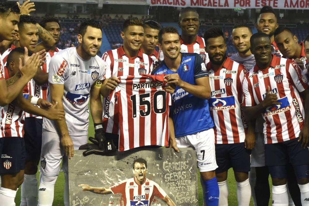 Sebastián Hernández con sus excompañeros del Junior.