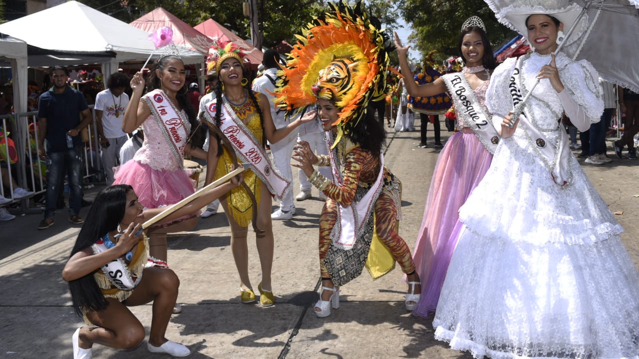 Reinas populares durante el desfile del Carnaval de los Niños.
