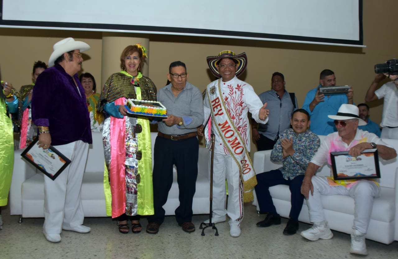 Periodista Fanny Sosa y Fausto Pérez con el rey Momo y los homenajeados.