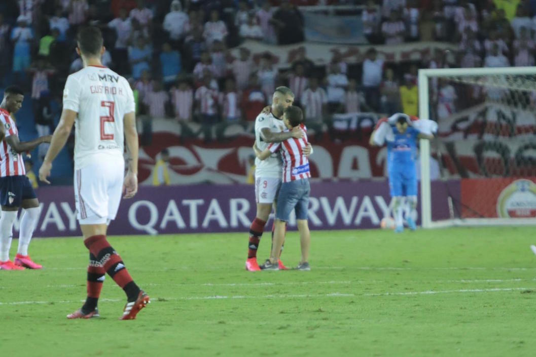 'Gabigol' abranzando a su fans en el Metropolitano. Fue la nota emotiva al final del partido.