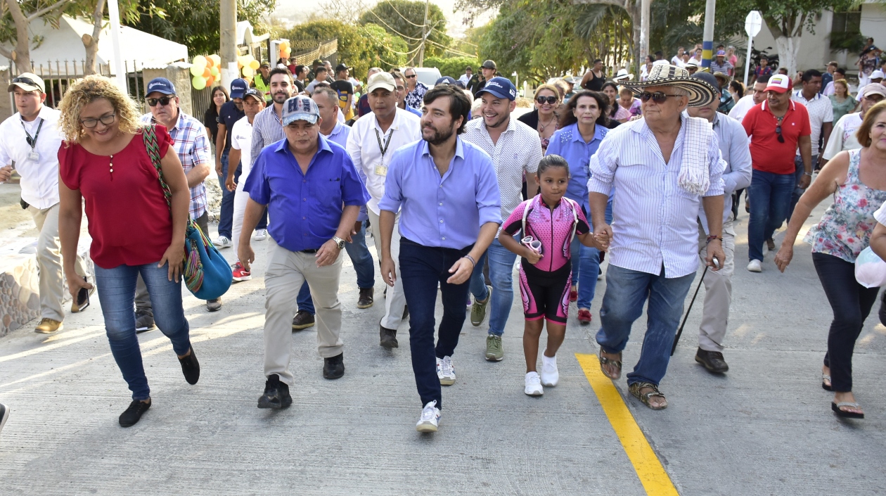 El Alcalde Jaime Pumarejo junto a la comunidad del barrio Las Terrazas.